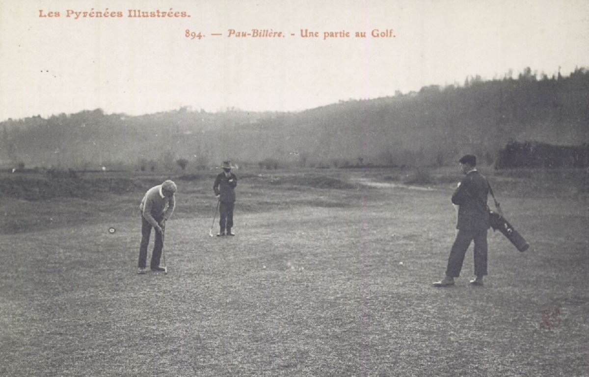 Carte postale ancienne d'une partie de golf à Pau, joueurs et caddies sur le parcours