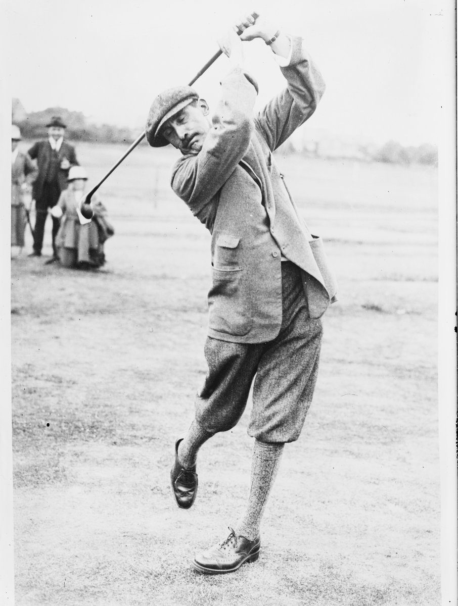 Photographie ancienne d'un golfeur en fin de swing, le corps tourné vers la cible