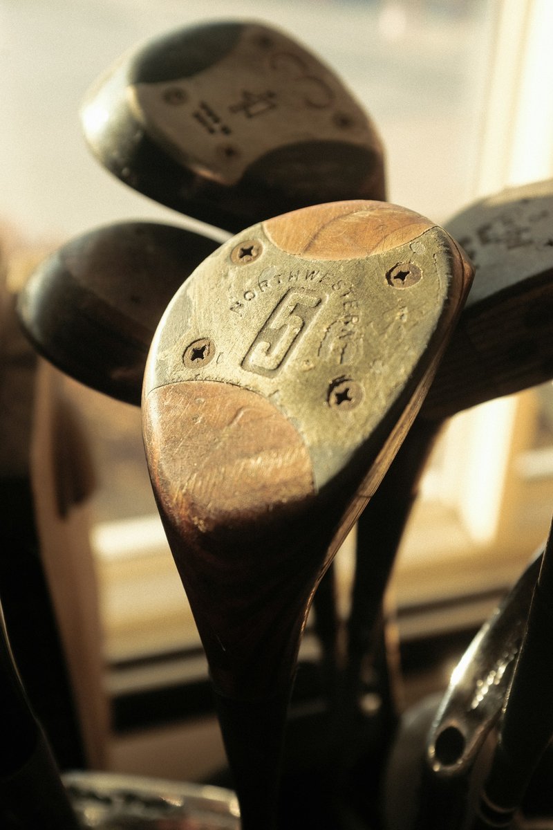 Têtes de bois de golf usées, rangées dans un sac